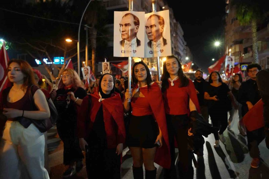 Antalya’da 400 Metrelik Dev Bayrakla Cumhuriyet Coşkusu: Fener Alayı’na Yüzlerce Kişi Katıldı