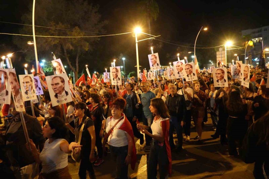 Antalya’da 400 Metrelik Dev Bayrakla Cumhuriyet Coşkusu: Fener Alayı’na Yüzlerce Kişi Katıldı