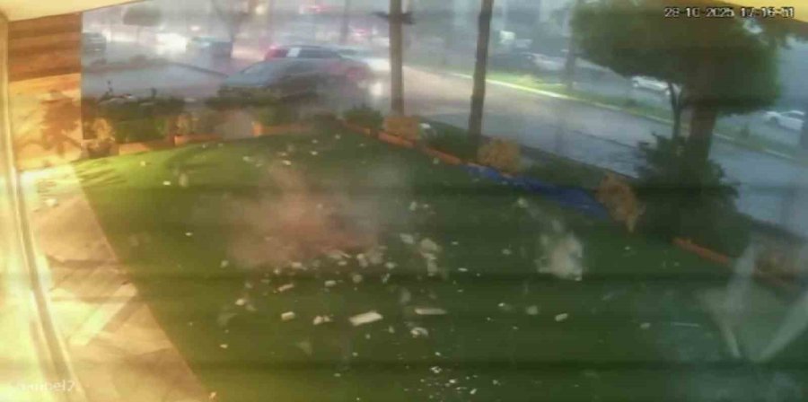 Tonlarca Ağırlıktaki Çatının Fırtınada Uçtuğu Anlar Kamerada