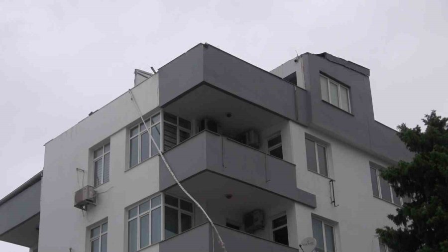 Tonlarca Ağırlıktaki Çatının Fırtınada Uçtuğu Anlar Kamerada