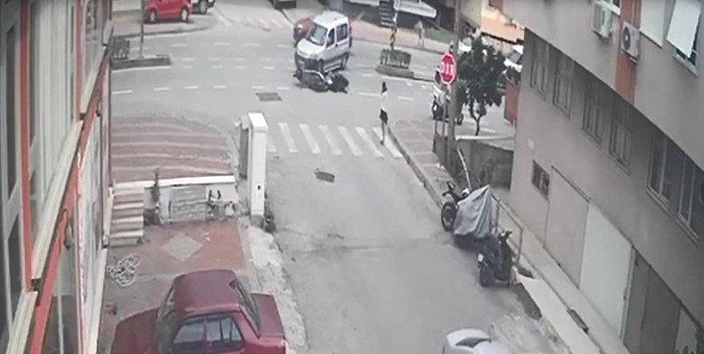 Motosiklet, Hafif Ticari Araca Çarpmamak İçin Devrildi: 2 Yaralı