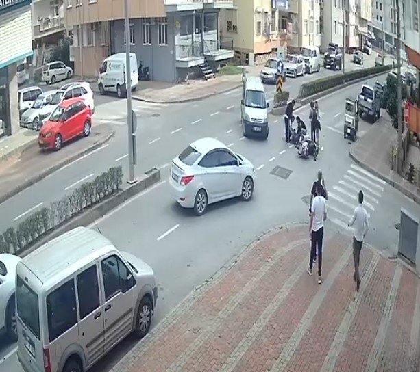 Motosiklet, Hafif Ticari Araca Çarpmamak İçin Devrildi: 2 Yaralı