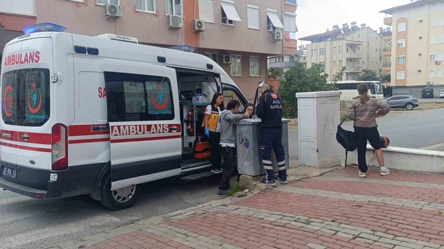 Motosiklet, Hafif Ticari Araca Çarpmamak İçin Devrildi: 2 Yaralı