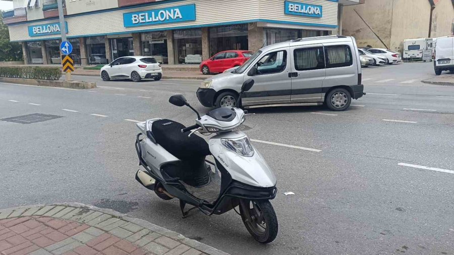 Motosiklet, Hafif Ticari Araca Çarpmamak İçin Devrildi: 2 Yaralı