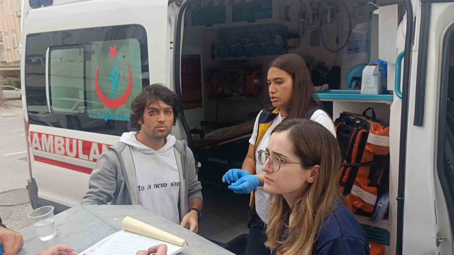 Motosiklet, Hafif Ticari Araca Çarpmamak İçin Devrildi: 2 Yaralı