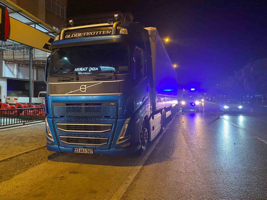 Park Halindeki Tıra Çarpan Motosikletli Genç Kazada Hayatını Kaybetti