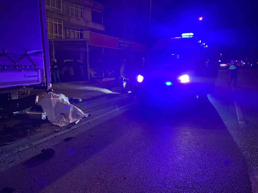 Park Halindeki Tıra Çarpan Motosikletli Genç Kazada Hayatını Kaybetti