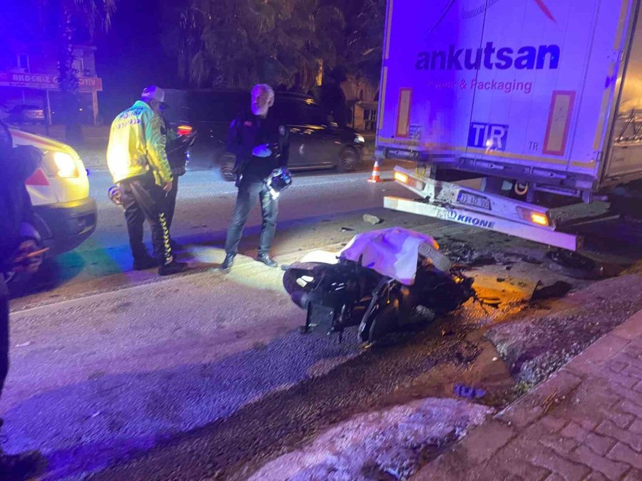 Park Halindeki Tıra Çarpan Motosikletli Genç Kazada Hayatını Kaybetti