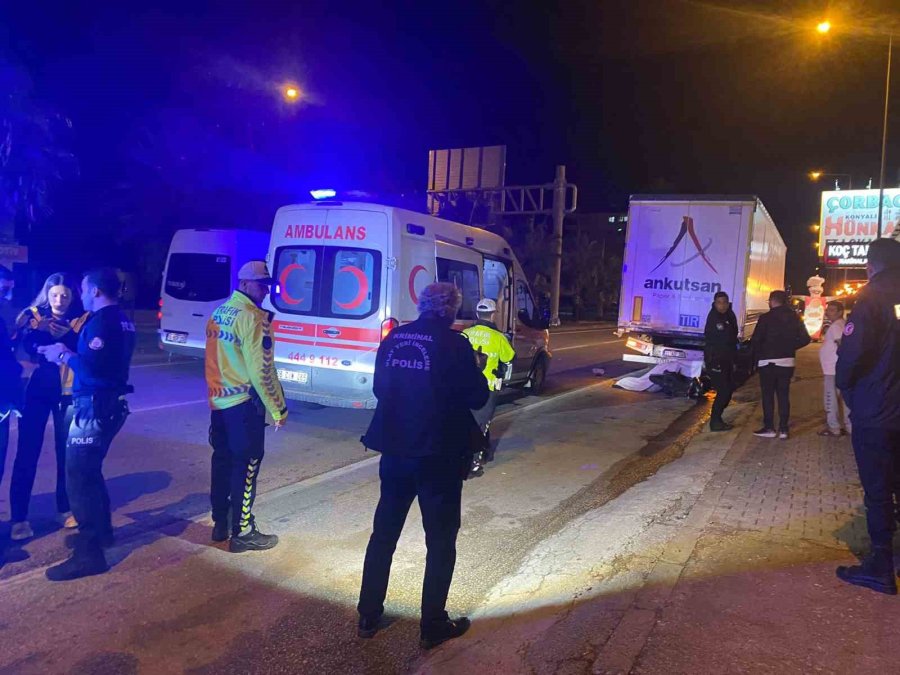 Park Halindeki Tıra Çarpan Motosikletli Genç Kazada Hayatını Kaybetti