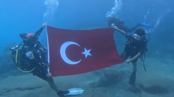 Denizin Altında İşaret Diliyle İstiklal Marşı’nı Okudular