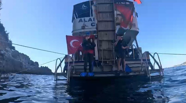 Denizin Altında İşaret Diliyle İstiklal Marşı’nı Okudular