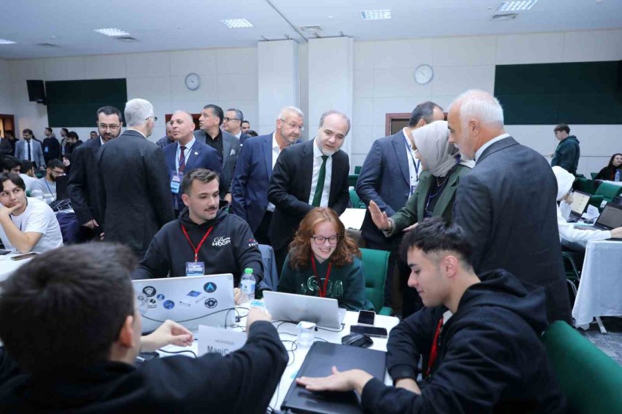 Hackniğde 2025: Geleceğin Çözümleri Hackathonu Başarıyla Tamamlandı