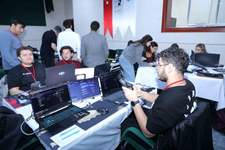 Hackniğde 2025: Geleceğin Çözümleri Hackathonu Başarıyla Tamamlandı