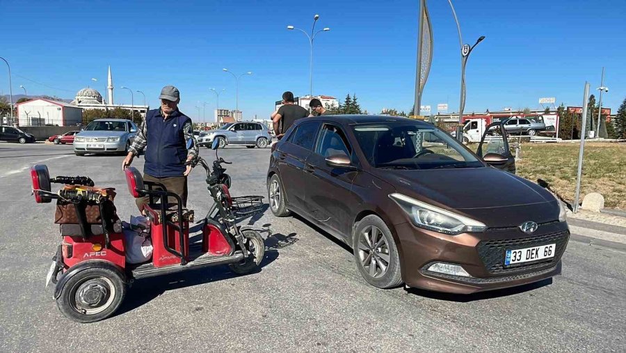 Otomobille Üç Tekerlekli Elektrikli Bisiklet Çarpıştı: 1 Yaralı