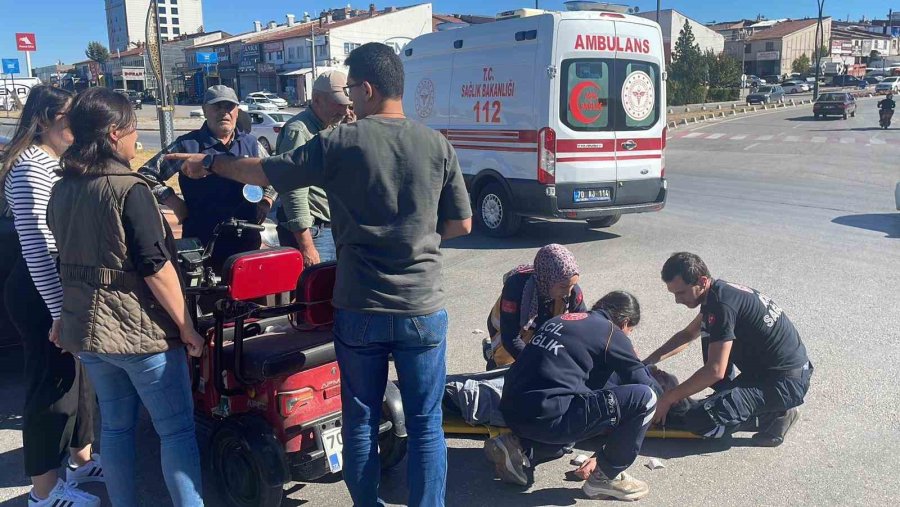 Otomobille Üç Tekerlekli Elektrikli Bisiklet Çarpıştı: 1 Yaralı