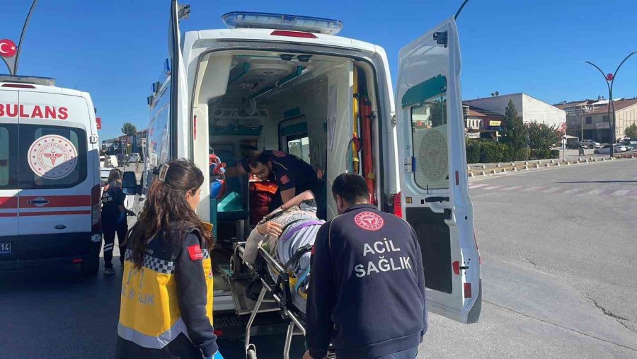 Otomobille Üç Tekerlekli Elektrikli Bisiklet Çarpıştı: 1 Yaralı