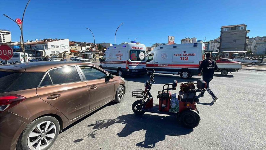 Otomobille Üç Tekerlekli Elektrikli Bisiklet Çarpıştı: 1 Yaralı