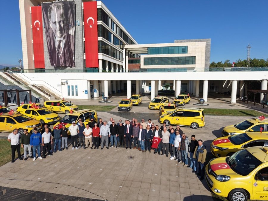 Konyaaltı’da Taksicilerden Türk Bayraklı Cumhuriyet Konvoyu