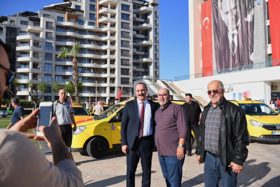 Konyaaltı’da Taksicilerden Türk Bayraklı Cumhuriyet Konvoyu