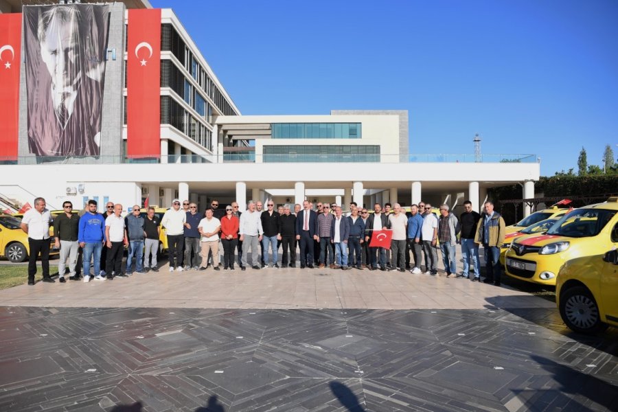 Konyaaltı’da Taksicilerden Türk Bayraklı Cumhuriyet Konvoyu