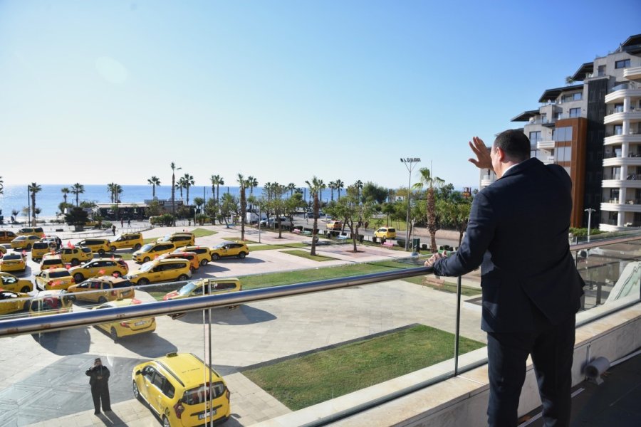 Konyaaltı’da Taksicilerden Türk Bayraklı Cumhuriyet Konvoyu