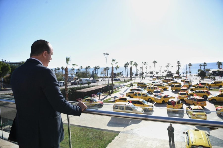 Konyaaltı’da Taksicilerden Türk Bayraklı Cumhuriyet Konvoyu