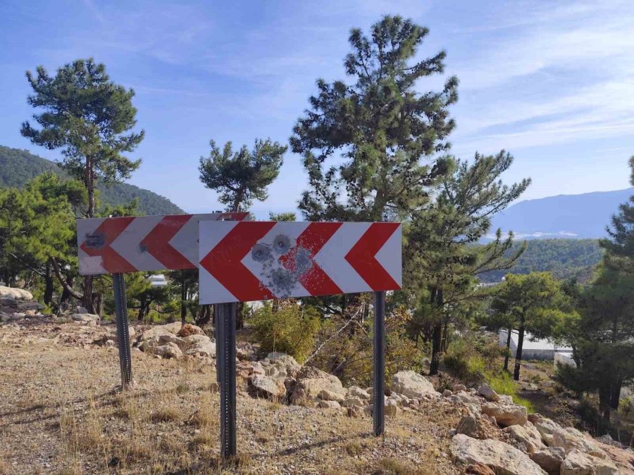 Bozyazı Yayla Yolunda Trafik Levhalarına Kurşunlu Saldırı