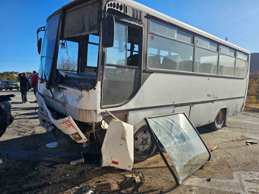 Mersin’de Tarım İşçilerini Taşıyan Midibüs Otomobille Çarpıştı: 3 Ölü, 12 Yaralı
