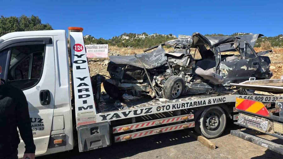 Mersin’de Tarım İşçilerini Taşıyan Midibüs Otomobille Çarpıştı: 3 Ölü, 12 Yaralı