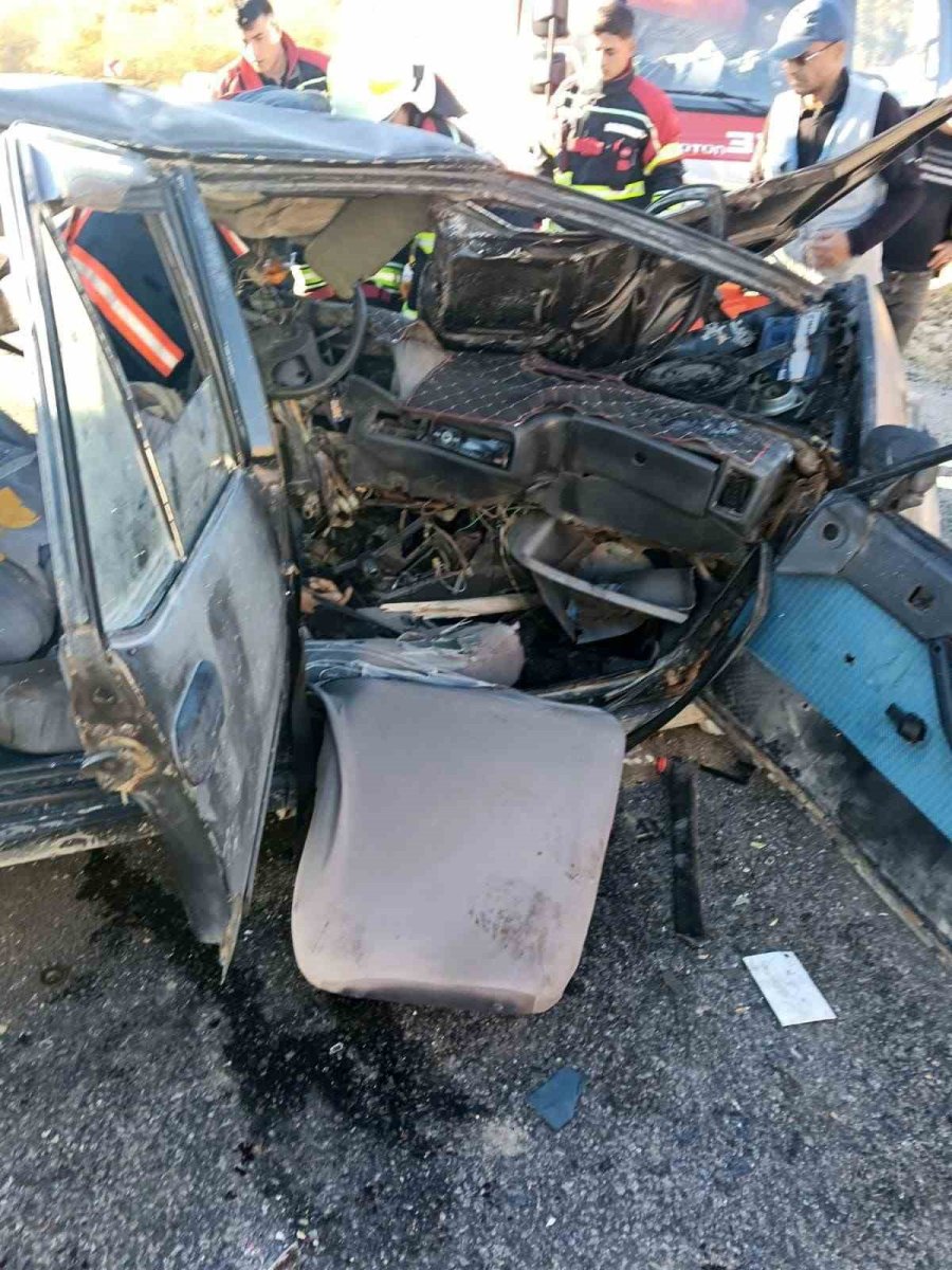 Mersin’de Tarım İşçilerini Taşıyan Midibüs Otomobille Çarpıştı: 3 Ölü, 12 Yaralı