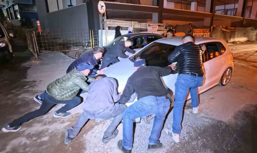 Belediye Ve Medaş’ın Kazdığı Çukurlar Kapatılmayınca Araçlar Mahsur Kaldı