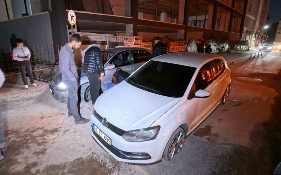 Belediye Ve Medaş’ın Kazdığı Çukurlar Kapatılmayınca Araçlar Mahsur Kaldı
