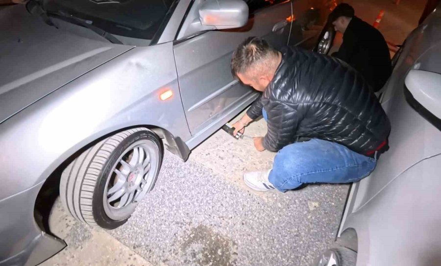 Belediye Ve Medaş’ın Kazdığı Çukurlar Kapatılmayınca Araçlar Mahsur Kaldı