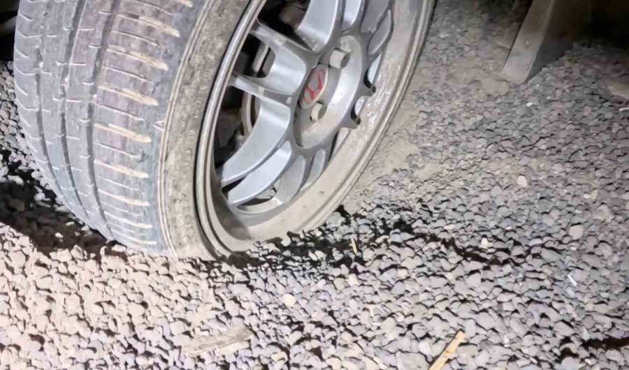 Belediye Ve Medaş’ın Kazdığı Çukurlar Kapatılmayınca Araçlar Mahsur Kaldı