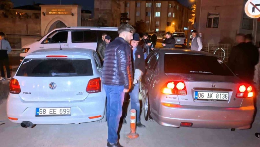 Belediye Ve Medaş’ın Kazdığı Çukurlar Kapatılmayınca Araçlar Mahsur Kaldı