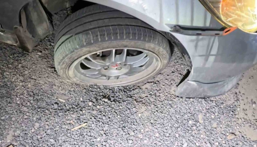 Belediye Ve Medaş’ın Kazdığı Çukurlar Kapatılmayınca Araçlar Mahsur Kaldı