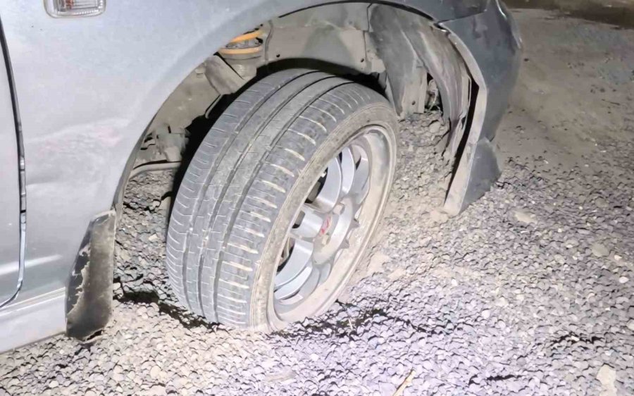 Belediye Ve Medaş’ın Kazdığı Çukurlar Kapatılmayınca Araçlar Mahsur Kaldı