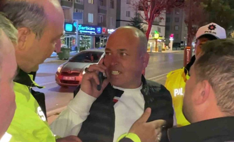 Alkollü Sürücü Ve Yakınları Polise Yumrukla Saldırdı: O Anlar Kamerada