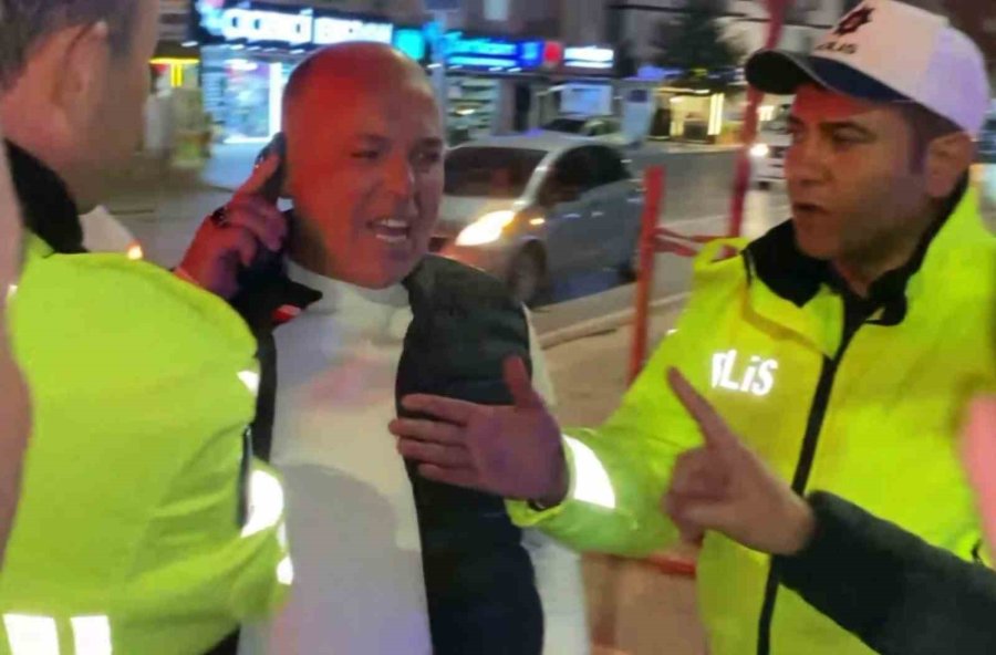 Alkollü Sürücü Ve Yakınları Polise Yumrukla Saldırdı: O Anlar Kamerada