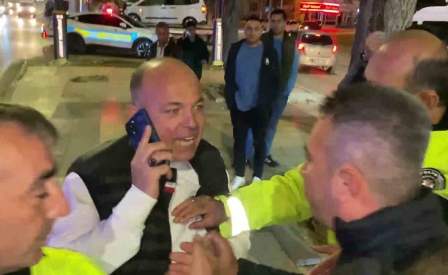 Alkollü Sürücü Ve Yakınları Polise Yumrukla Saldırdı: O Anlar Kamerada