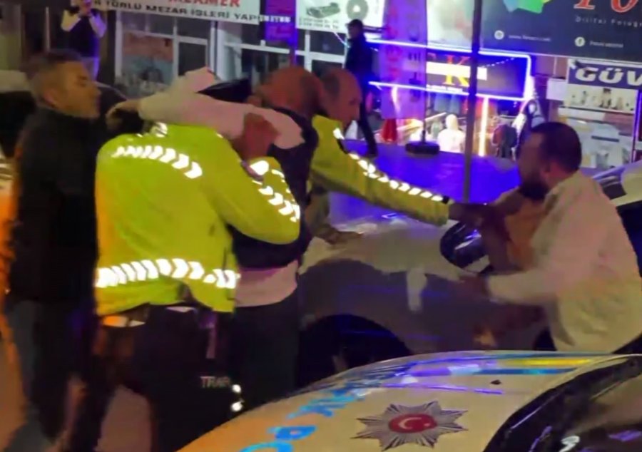 Alkollü Sürücü Ve Yakınları Polise Yumrukla Saldırdı: O Anlar Kamerada