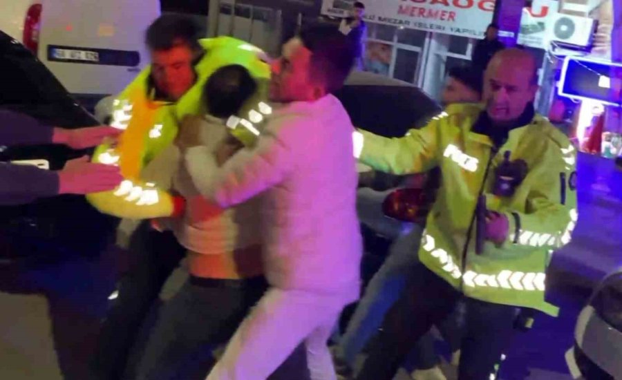 Alkollü Sürücü Ve Yakınları Polise Yumrukla Saldırdı: O Anlar Kamerada