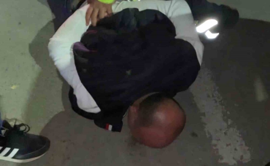 Alkollü Sürücü Ve Yakınları Polise Yumrukla Saldırdı: O Anlar Kamerada