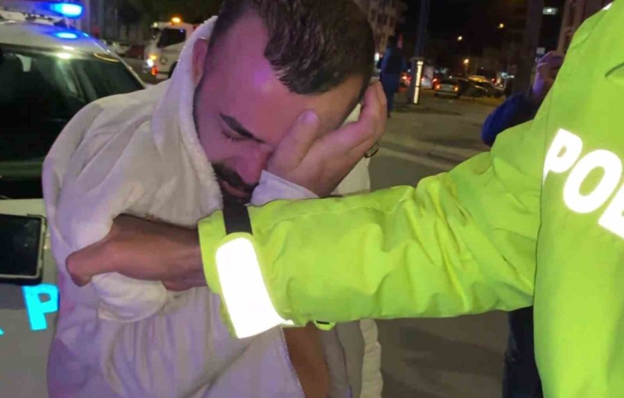 Alkollü Sürücü Ve Yakınları Polise Yumrukla Saldırdı: O Anlar Kamerada