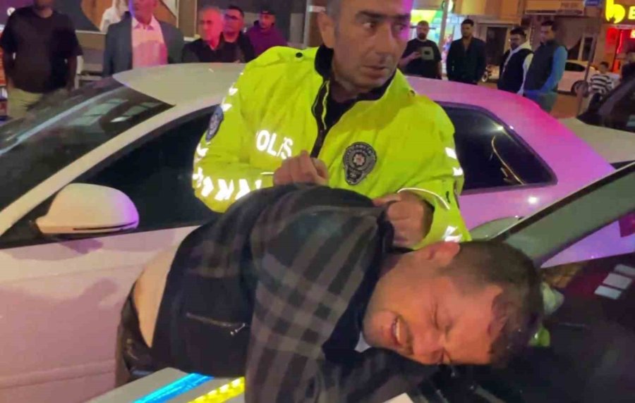 Alkollü Sürücü Ve Yakınları Polise Yumrukla Saldırdı: O Anlar Kamerada