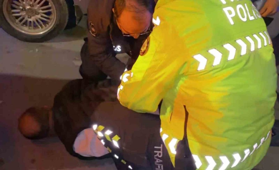 Alkollü Sürücü Ve Yakınları Polise Yumrukla Saldırdı: O Anlar Kamerada