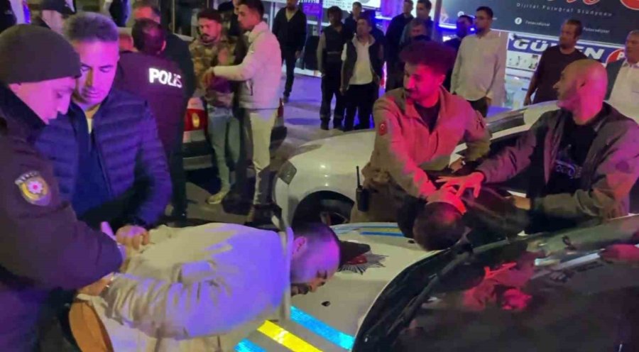 Alkollü Sürücü Ve Yakınları Polise Yumrukla Saldırdı: O Anlar Kamerada