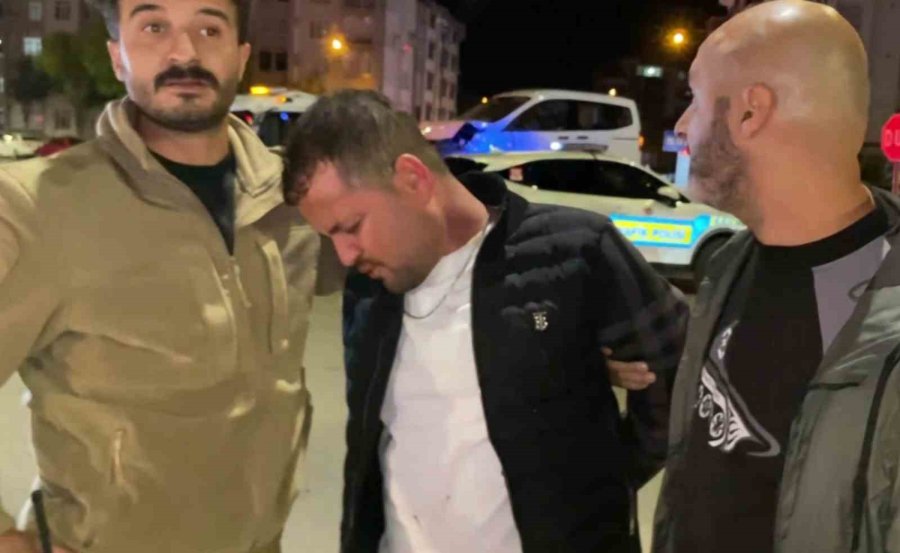 Alkollü Sürücü Ve Yakınları Polise Yumrukla Saldırdı: O Anlar Kamerada