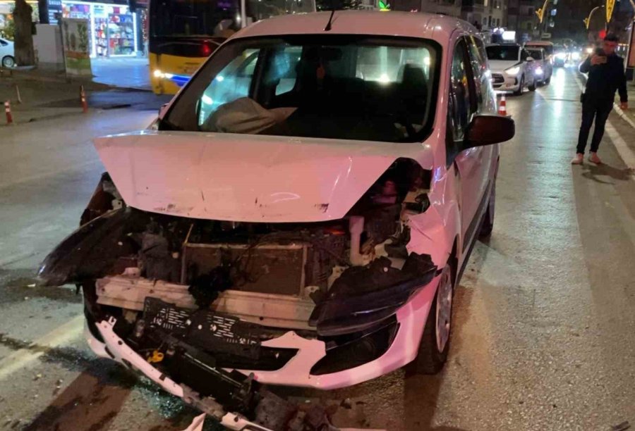 Alkollü Sürücü Ve Yakınları Polise Yumrukla Saldırdı: O Anlar Kamerada