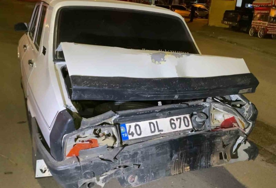 Alkollü Sürücü Ve Yakınları Polise Yumrukla Saldırdı: O Anlar Kamerada